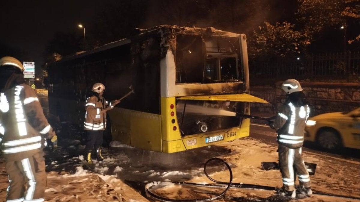 İstanbul Üsküdar'da İETT otobüsü yandı