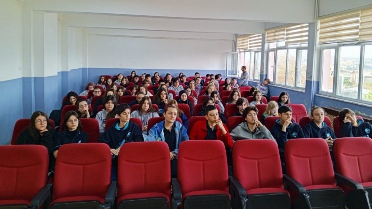 Sinop Emniyet Müdürlüğü ekipleri, lise öğrencilerine trafik eğitimi verdi