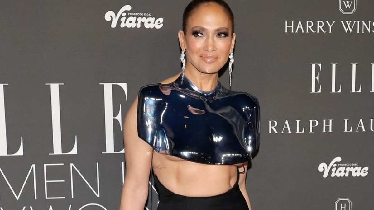 Şarkıcı Jennifer Lopez, göğüslerinin yarısını açık bırakan kıyafetiyle olay oldu