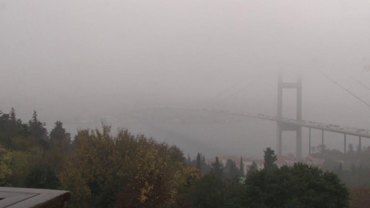 İstanbul'da sis... 15 Temmuz Şehitler Köprüsü kayboldu