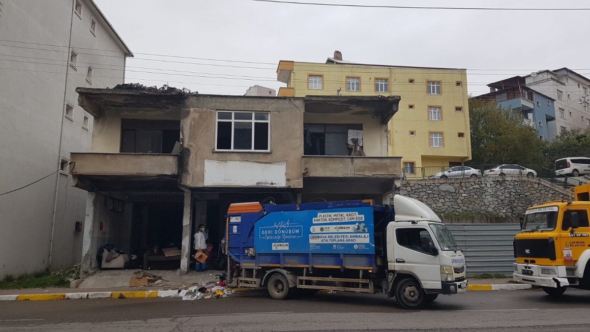 Kocaeli'de yalnız yaşayan adamın evinden 3 kamyon çöp çıktı