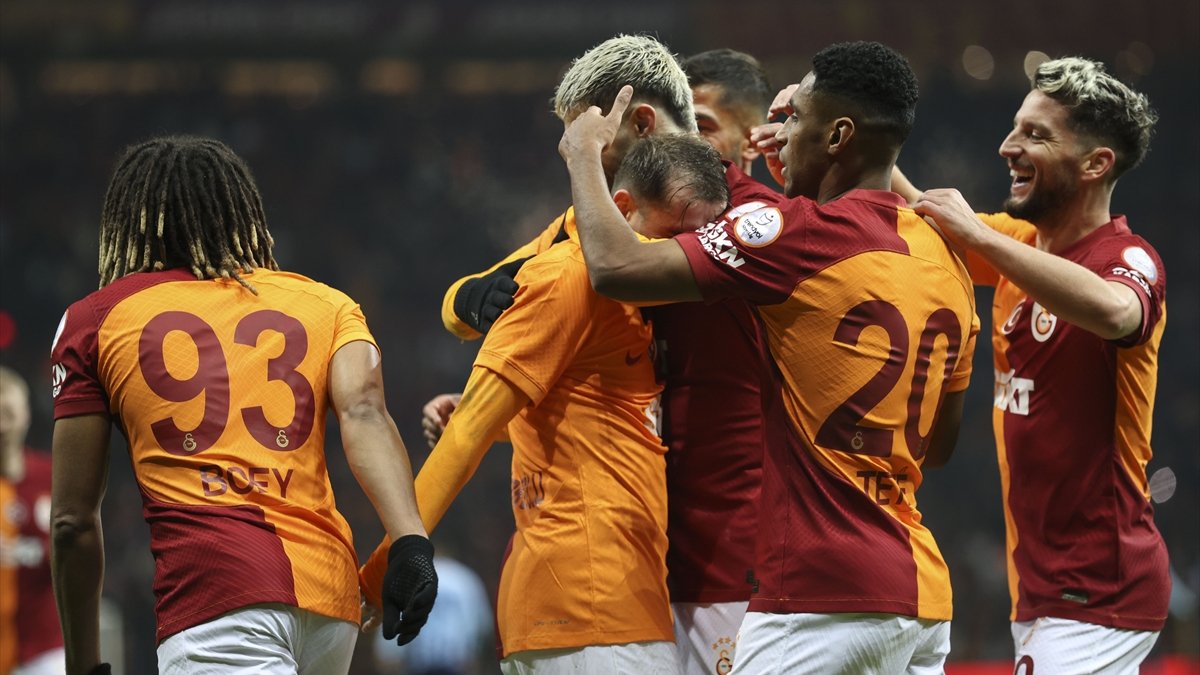 Galatasaray, Adana Demirspor'u üç golle geçti!