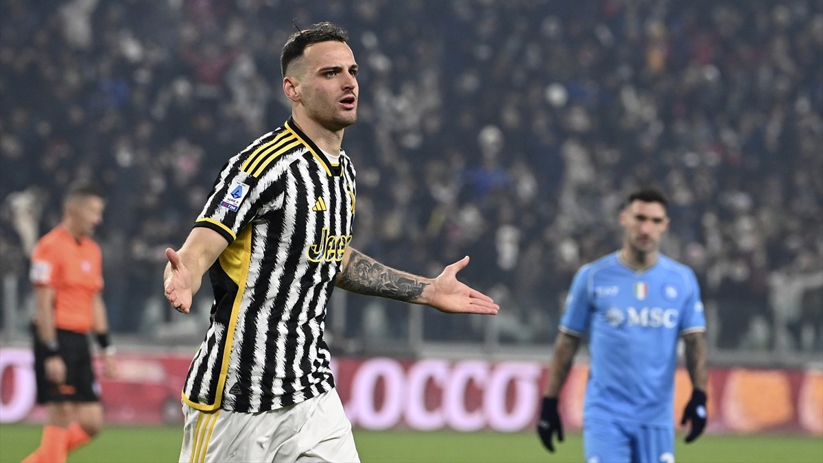 Napoli'yi yenen Juventus liderliğe yükseldi