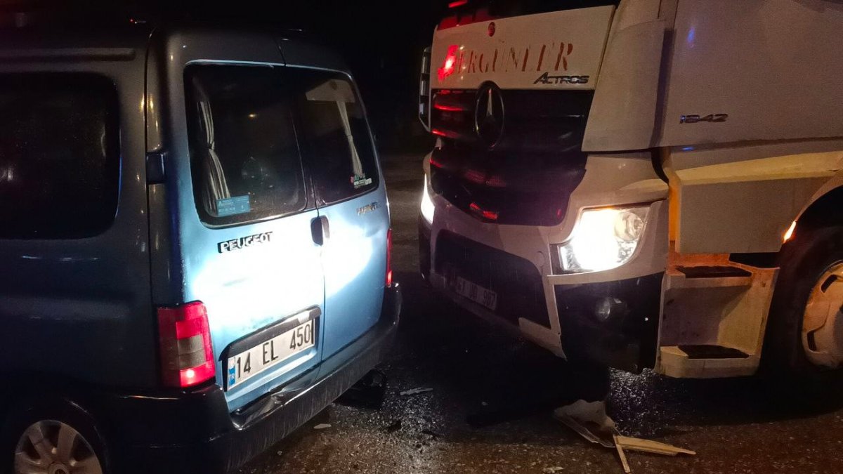 Bolu'da tır ve hafif ticari araç çarpıştı: 1 yaralı