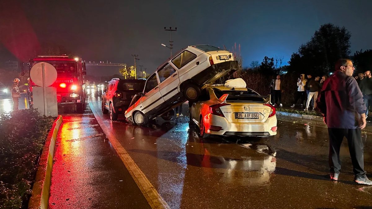 İzmir'de zincirleme kaza: Otomobiller üst üste bindi