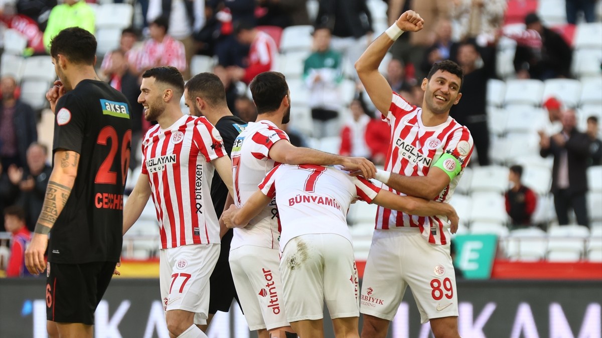 Antalyaspor, Fatih Karagümrük'ü devirdi! Maça Güven Yalçın'ın golü damga vurdu