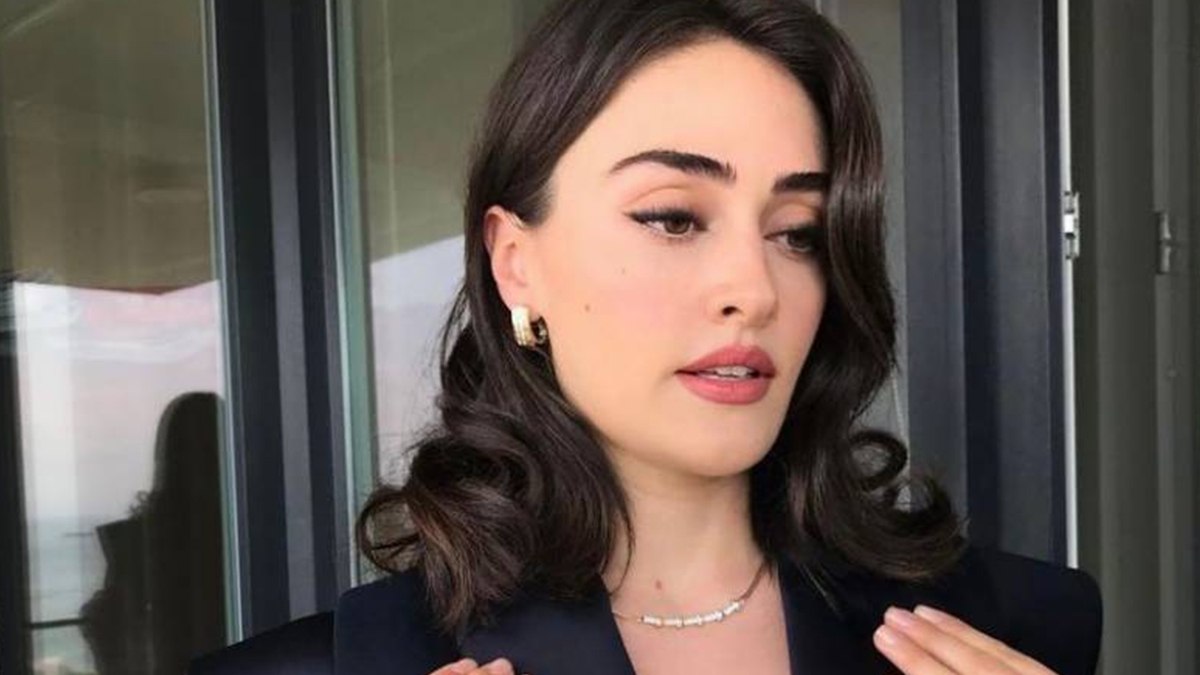 Masaya sere serpe uzandı! Esra Bilgiç’in cesur pozları yıktı geçti 