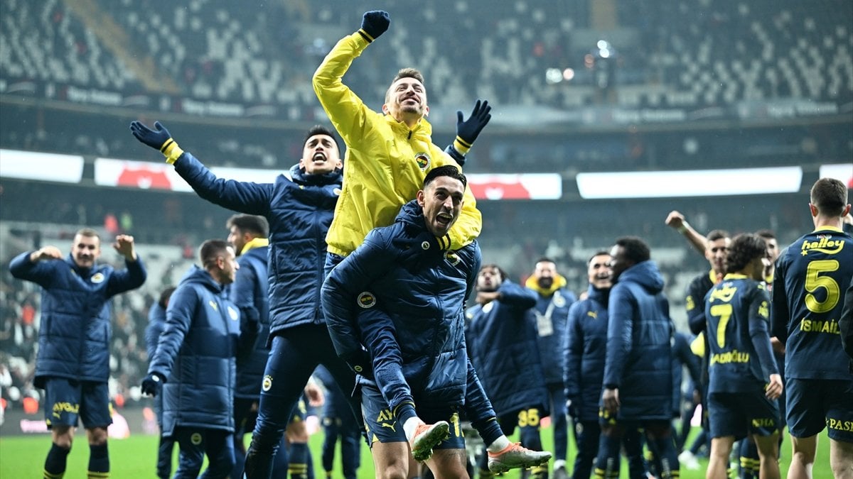 Fenerbahçe'den derbi galibiyeti pozu