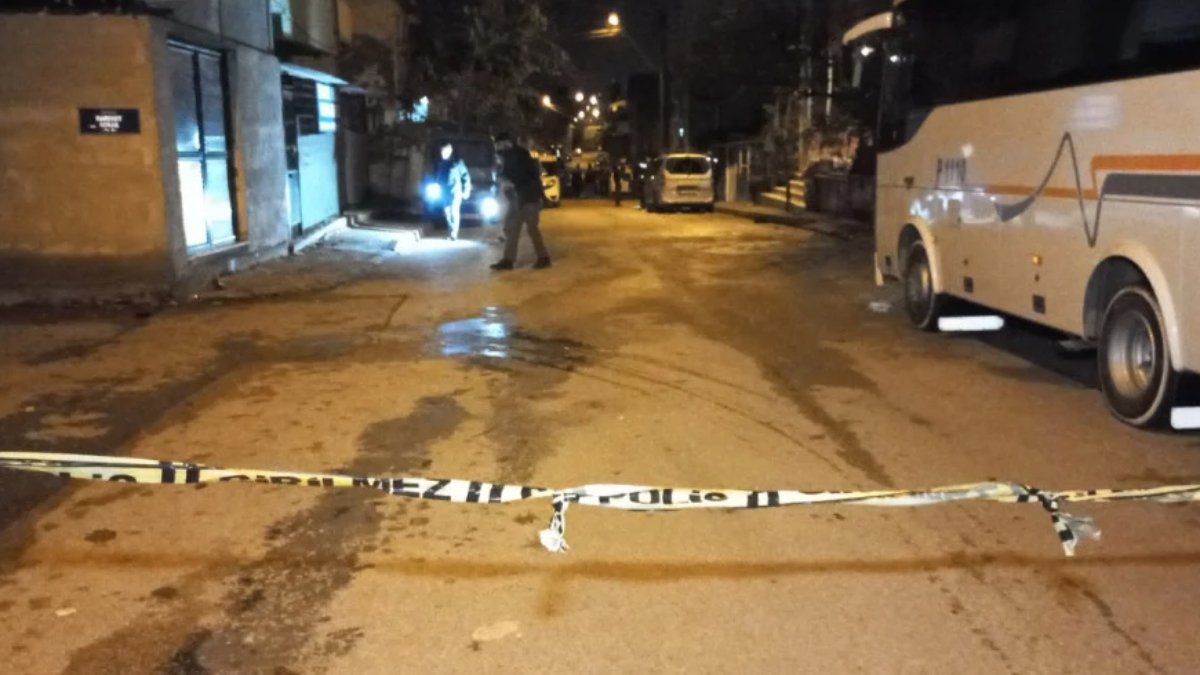Kocaeli'de sokakta yürüyen bir kişi silahlı saldırıya uğradı