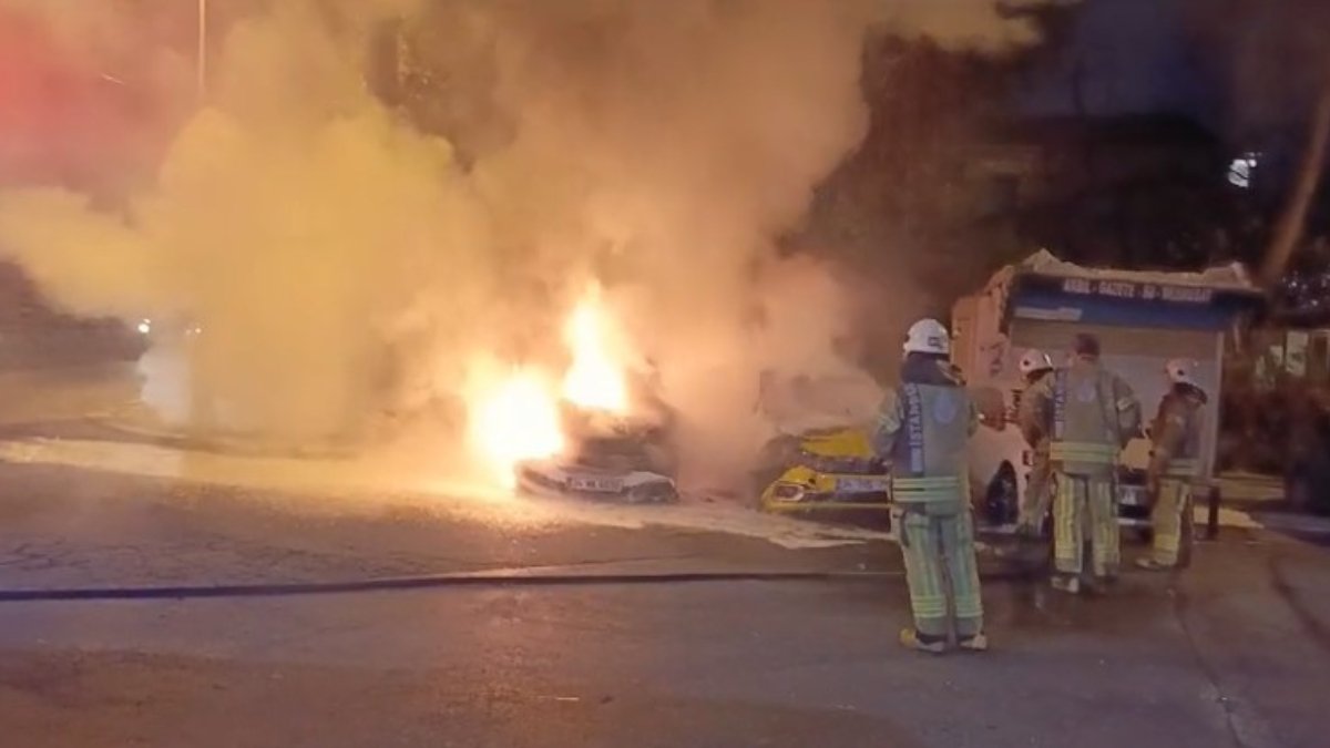 İstanbul Fatih'te park halindeki 2 araç yandı