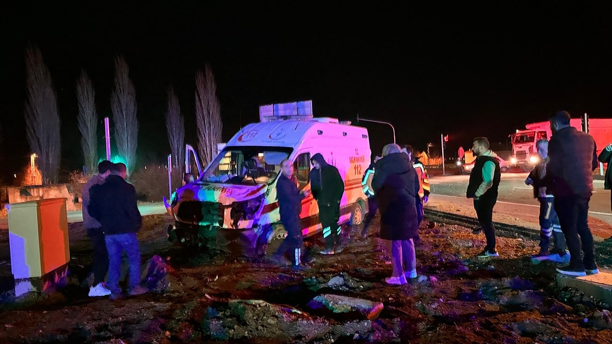Kahramanmaraş'ta ambulans ile otomobil çarpıştı: 2'si ağır 9 yaralı