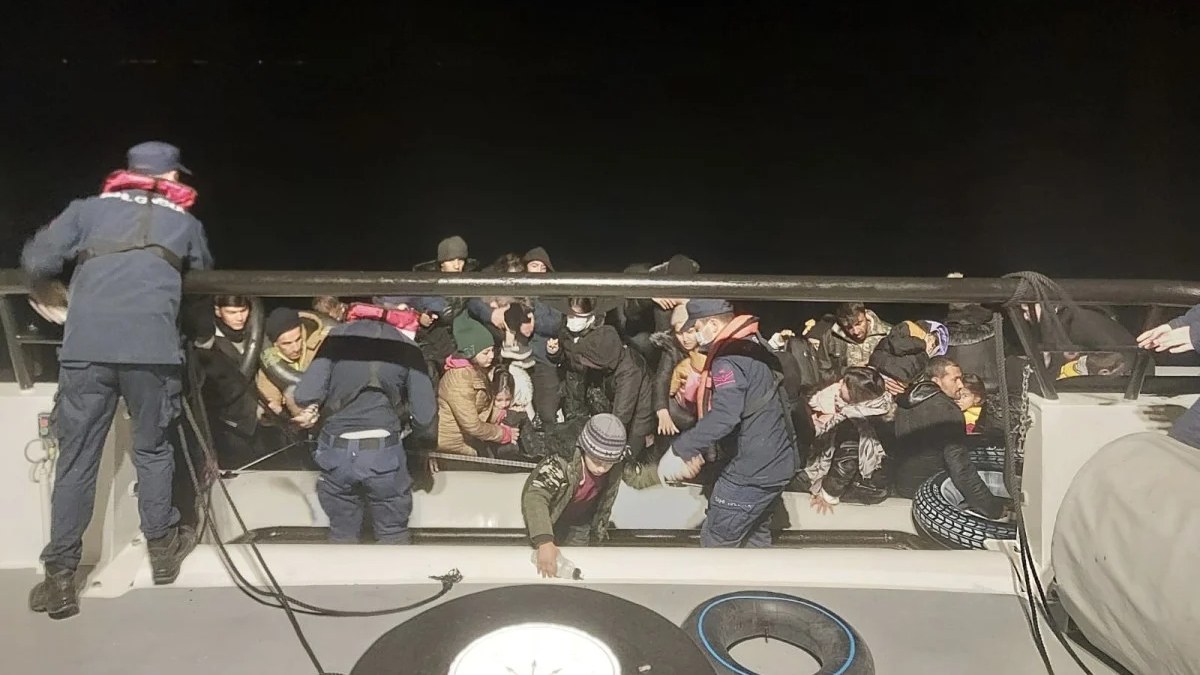 Ayvacık açıklarında 76 kaçak göçmen yakalandı