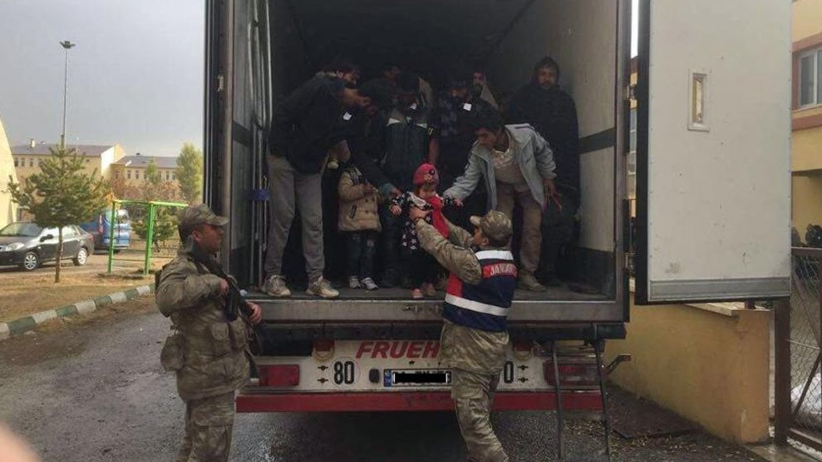 İpsala Sınır Kapısı'nda göçmen hareketliliği! 29 Suriyeli göçmen tır dorsesinde yakalandı
