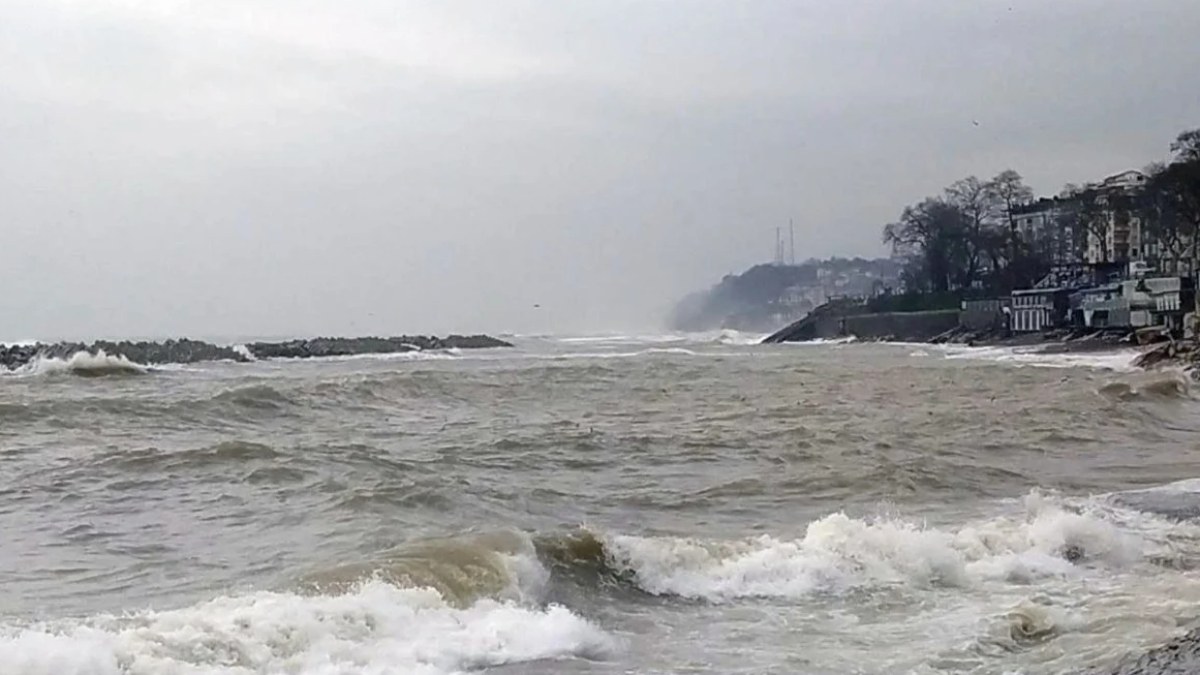 Düzce'de dalga boyu 4 metreye ulaştı: Vatandaşlar uyarıldı