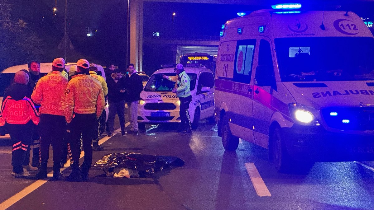 Zeytinburnu'nda feci kaza: İki otomobilin çarptığı yaya öldü