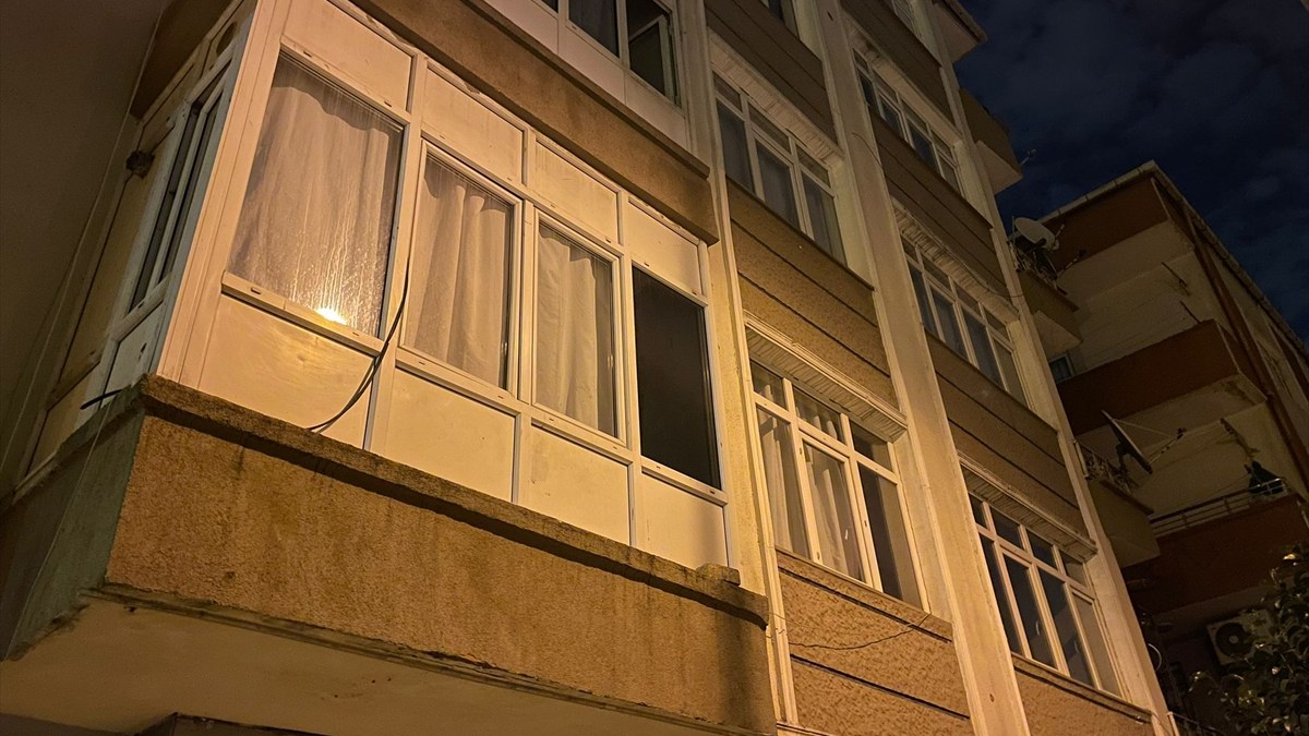 İstanbul Güngören'de balkonu çöken bina boşaltıldı