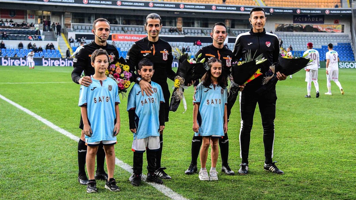 Başakşehir - Sivasspor maçı öncesi hakemlere çiçek takdimi