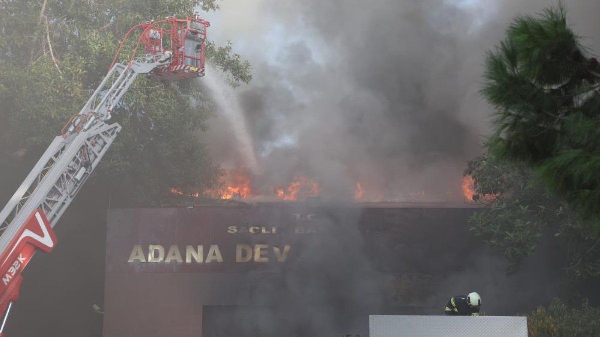 Adana'da eski hastane binasında yangın! Alevler tüm yapıyı sardı