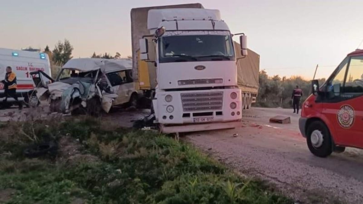 Osmaniye'de tır ile minibüs çarpıştığı kazada 2 kişi öldü