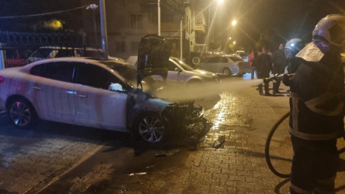 Adana'da galeri önündeki otomobili yaktılar
