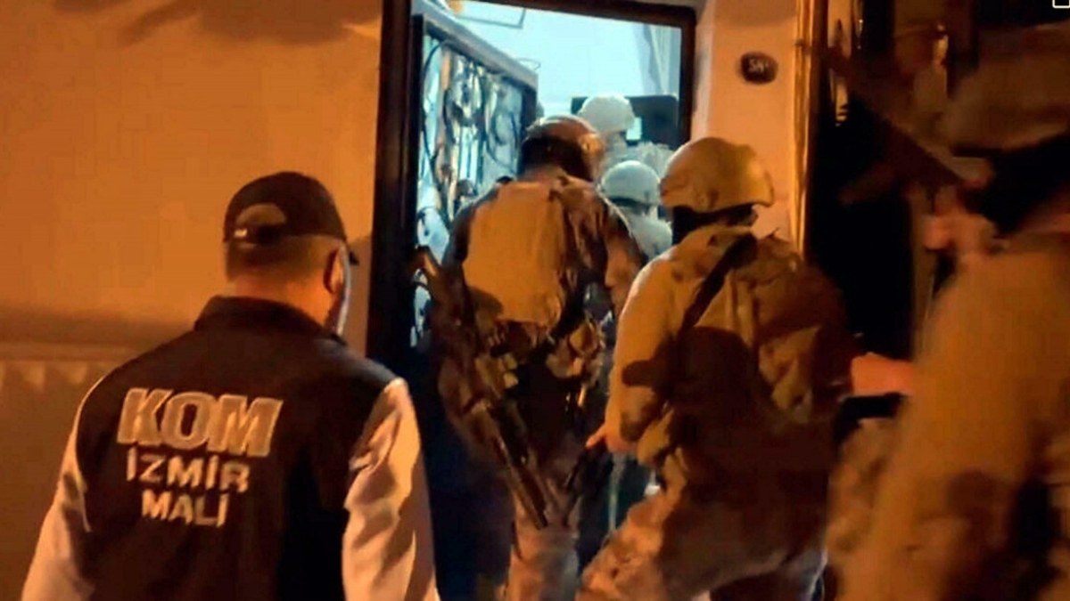 İzmir'de FETÖ operasyonu: 16 şüpheli yakalandı