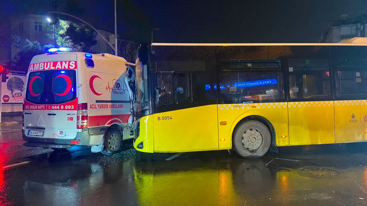 İstanbul Bahçelievler'de İETT otobüsü ambulansa çarptı