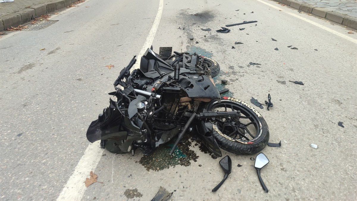 Bursa'da motosiklet taksiye çarptı: 1’i ağır 2 yaralı