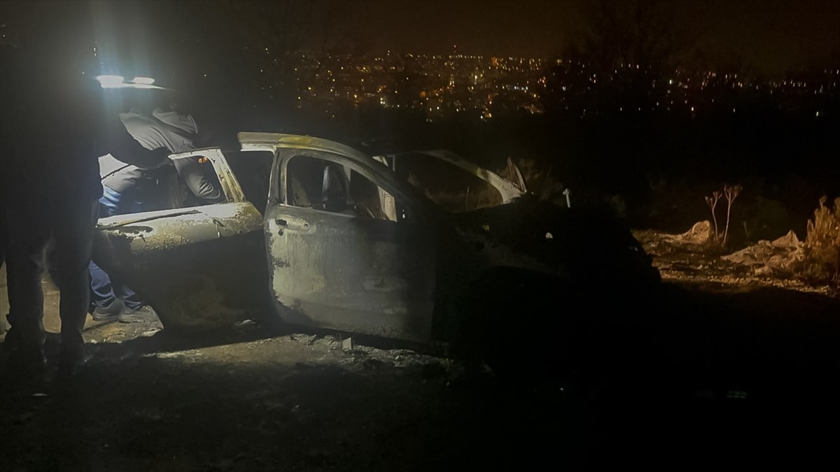 İstanbul Arnavutköy'de yanan otomobilden kalaşnikof tüfekler çıktı