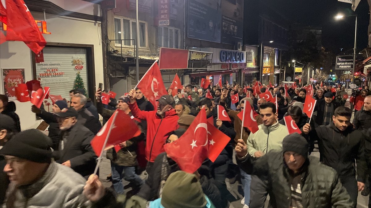 Türkiye şehitleri için tek yürek! Sivas ve Bursa'da teröre lanet yürüyüşü