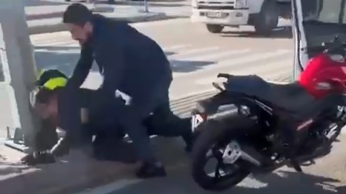 Bursa'da motosiklet sürücüsünü kaskıyla dövdü