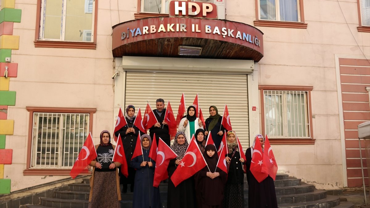 Diyarbakır annelerinden terör örgütü PKK'ya tepki! 'Mehmetçiğimizin yanındayız'