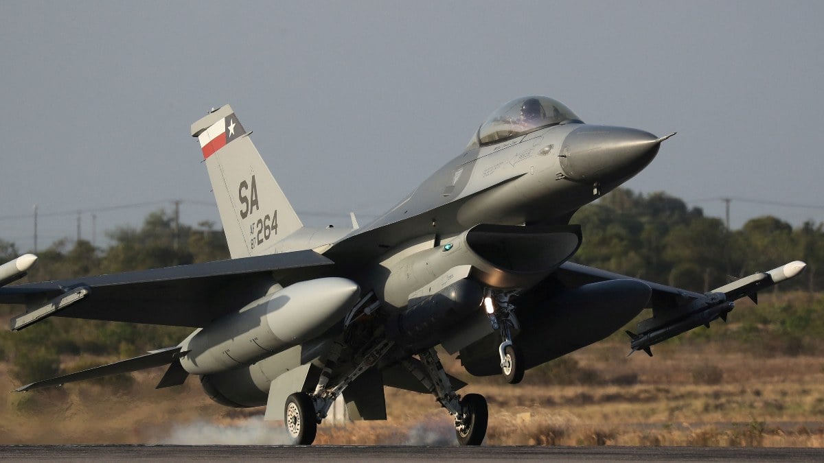 Ukraynalı F-16 pilotları, İngiltere'de ilk eğitimlerini tamamladı