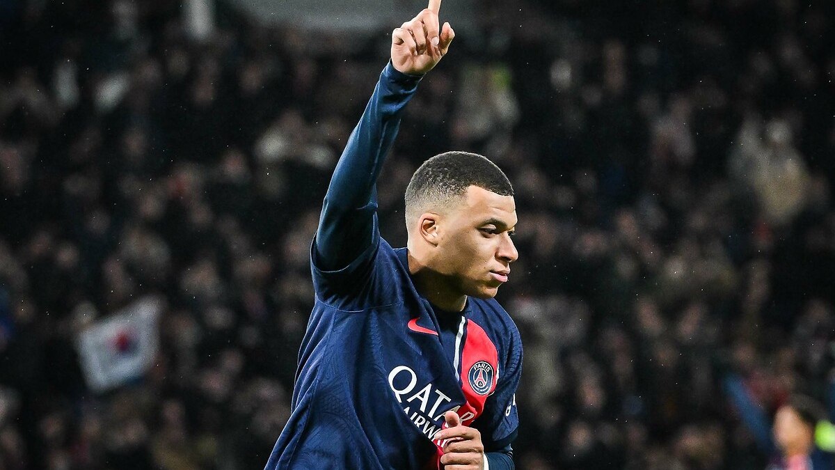 Kylian Mbappe, Noel Baba kılığına girdi