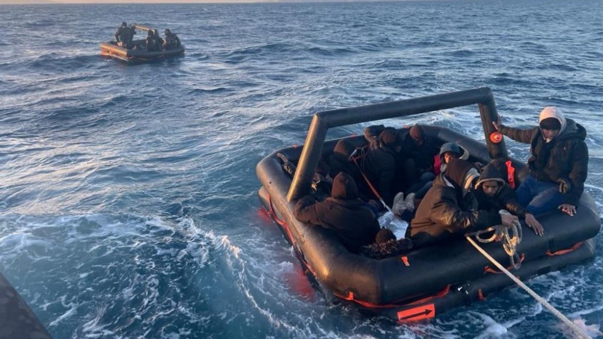 İzmir açıklarında 96 göçmen kurtarıldı