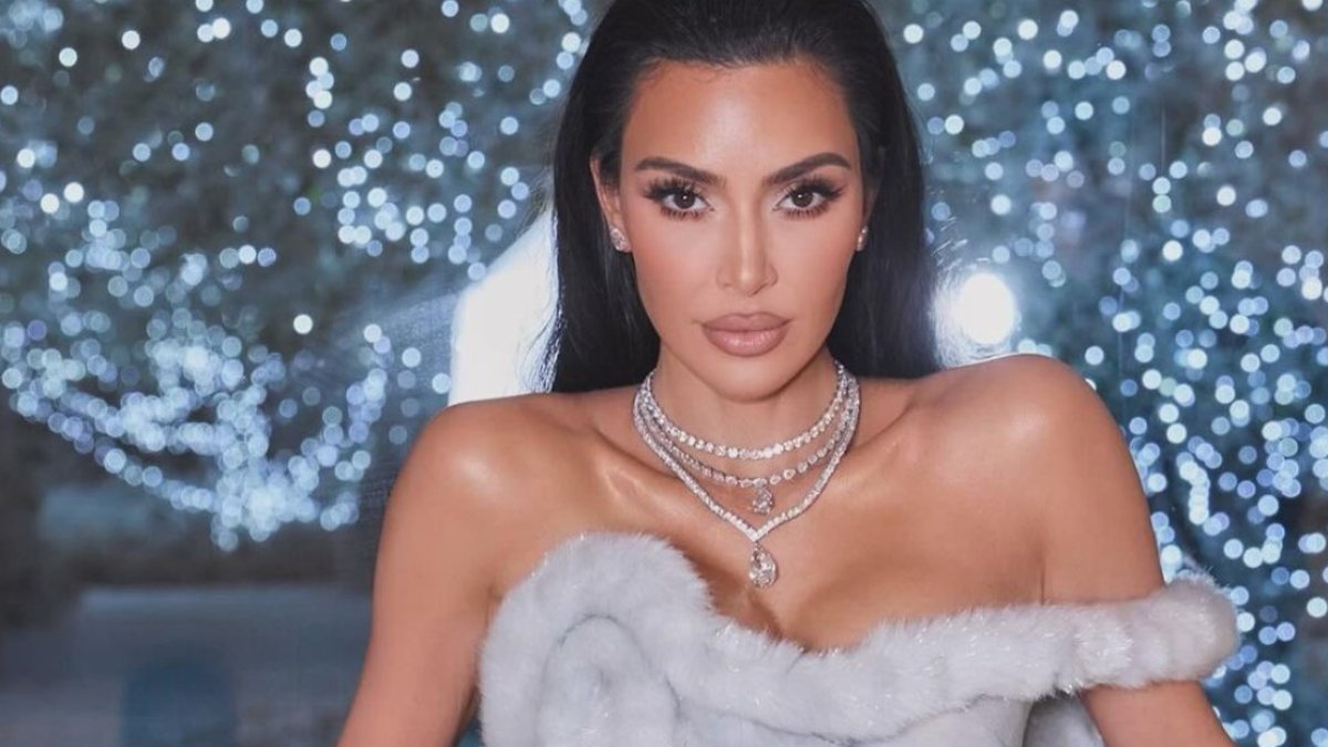 Kim Kardashian kıyafetiyle sosyal medyayı salladı