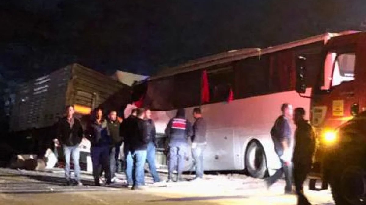 Konya'da otobüs tıra arkadan çarptı