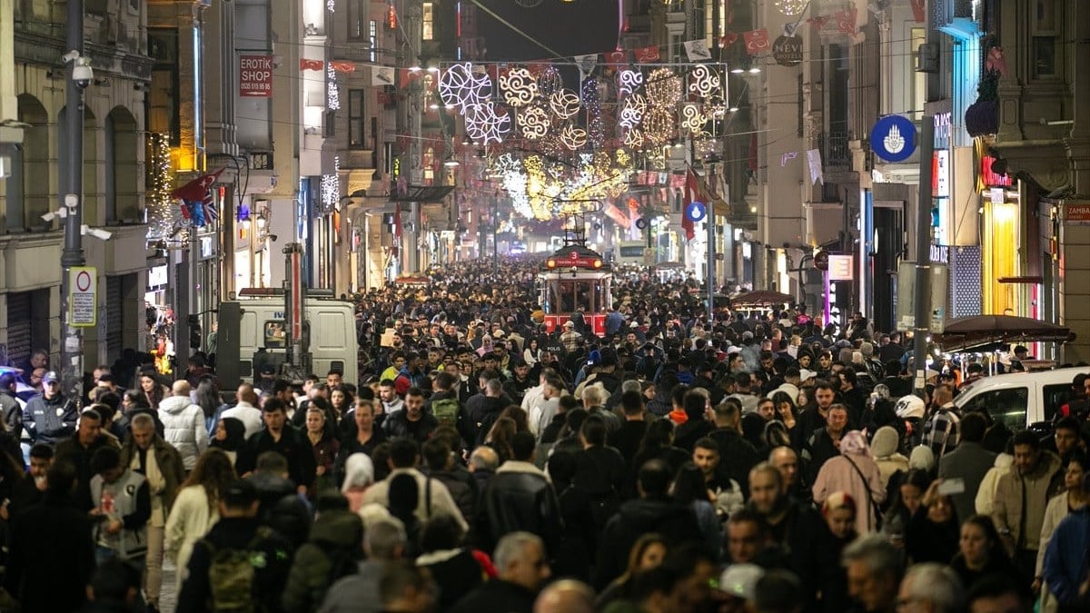 Taksim'de yeni yıla saatler kala hareketlilik başladı