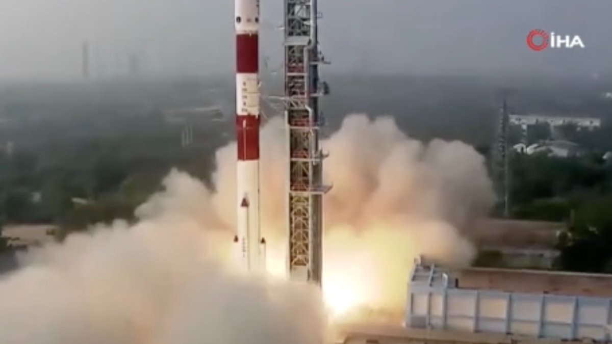 Hindistan uzaya gözlem uydusu fırlattı