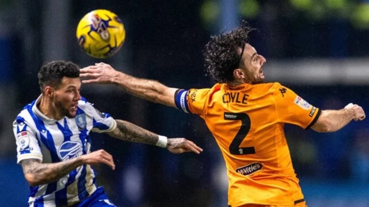 Hull City 10 kişi kaldığı maçı deplasmanda kaybetti