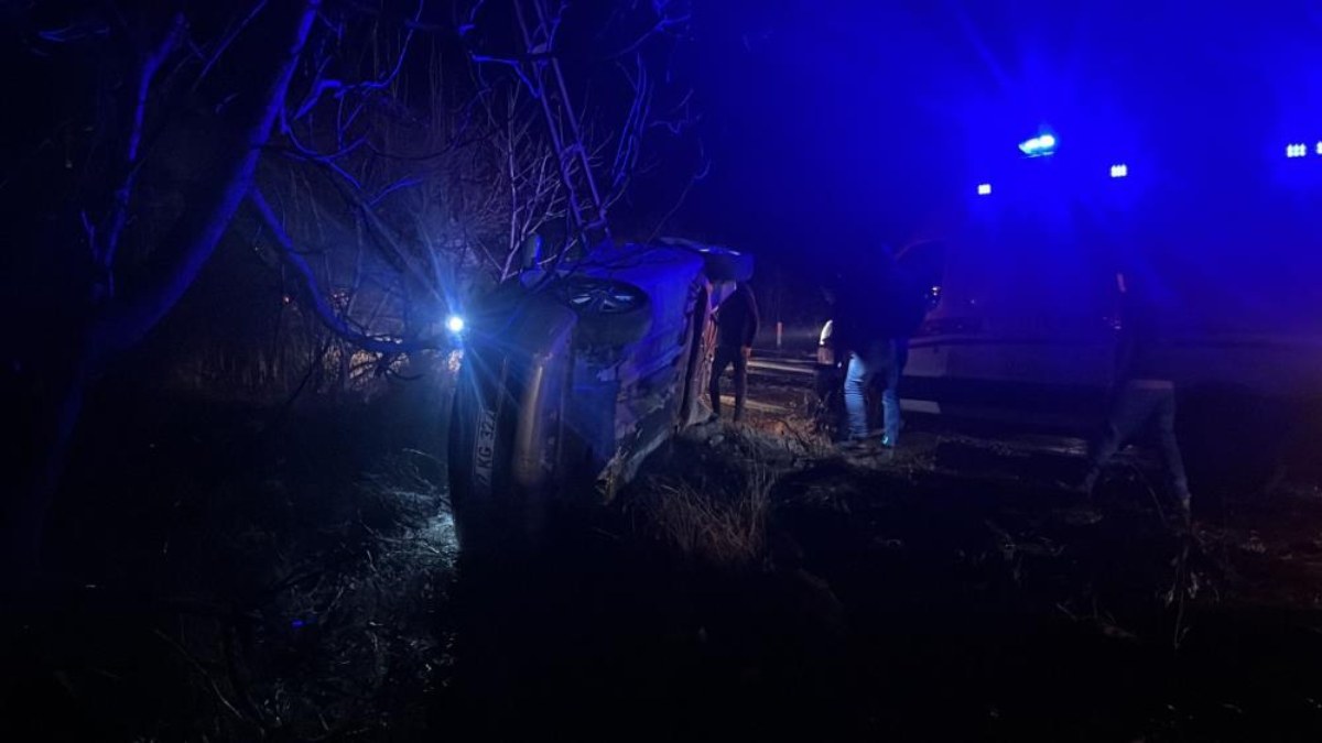 Kastamonu'da direğe çarparak takla atan otomobildeki 4 kişi yaralandı