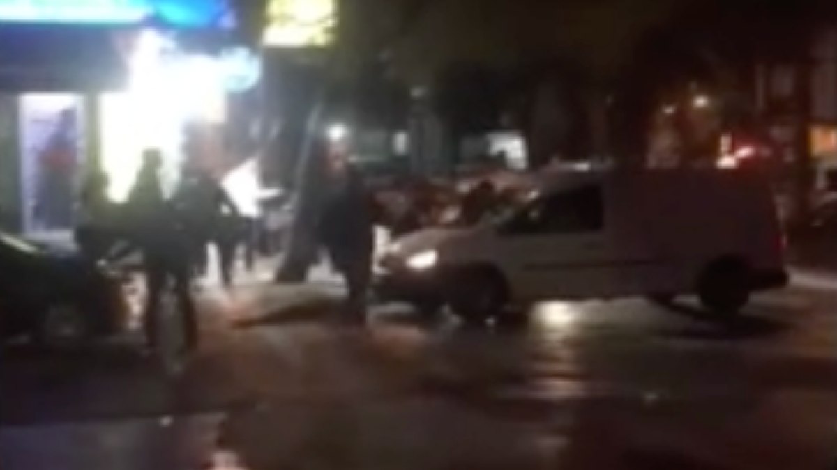 İstanbul Ümraniye'de alkollü şahıs tartıştığı kişilerin üzerine aracını sürdü