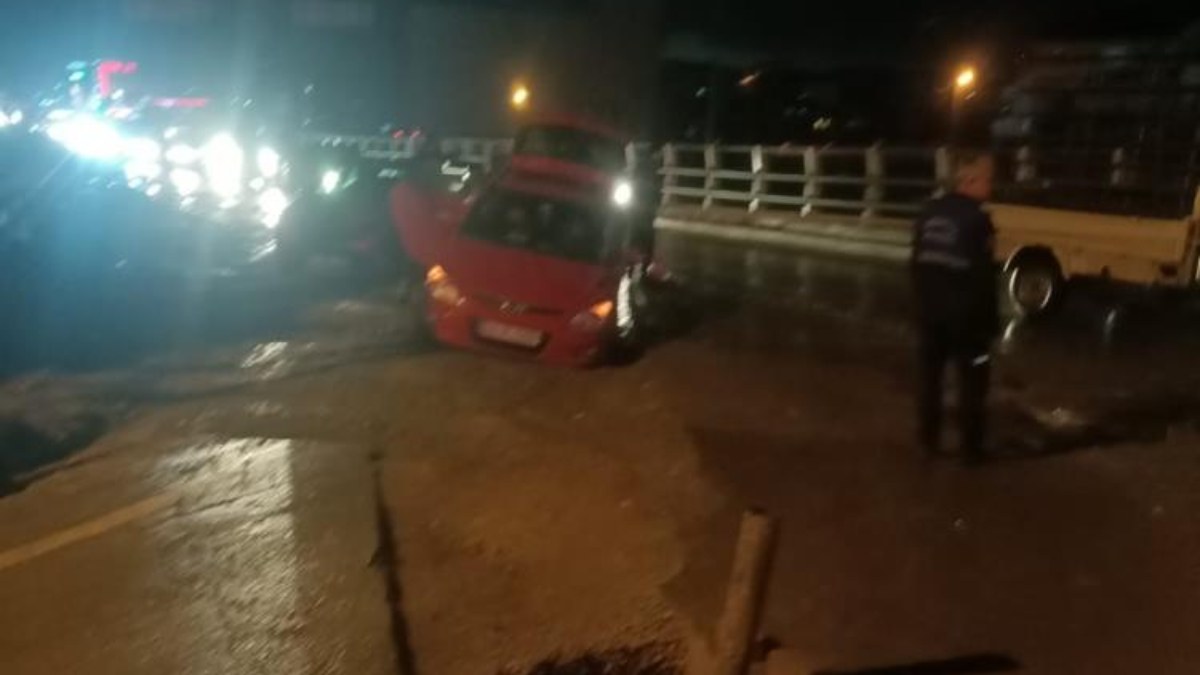Kocaeli'de yol çöktü: Seyir halindeki otomobil çukura düştü