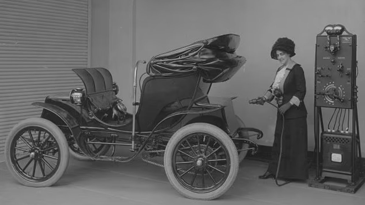 102 yıl önce elektrikli arabasını şarj eden kadın: Bu teknoloji gerçekten yeni mi?