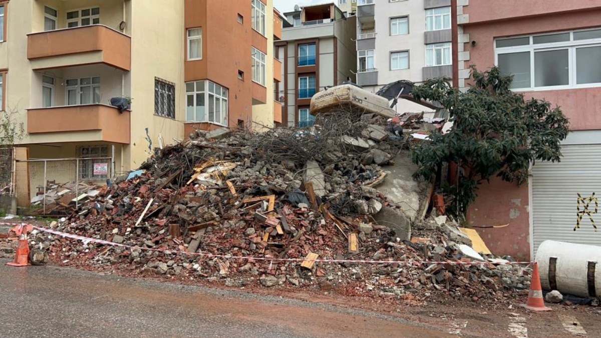 İstanbul'da bina yıkım esnasında caddeye çöktü