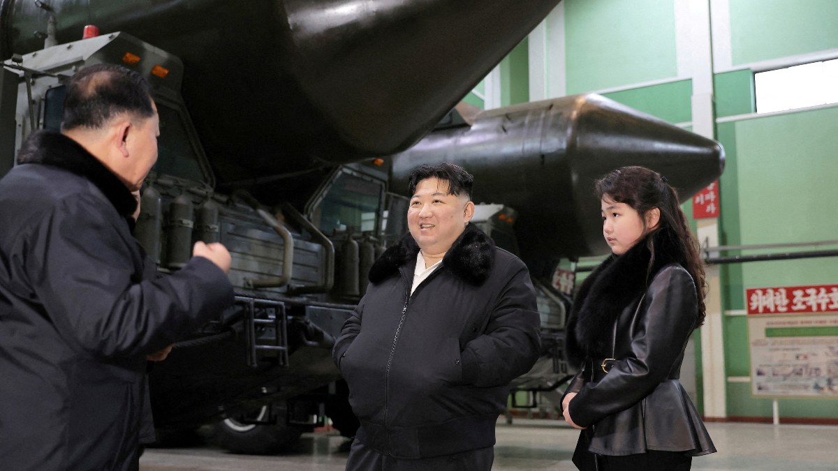 Kuzey Kore lideri Kim, füze fırlatma rampası üreten fabrikayı gezdi