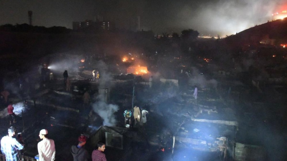 Pakistan'da yangın: 100'den fazla ev küle döndü