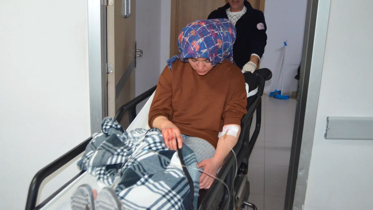 Aksaray'da kucağında bebeği olan kadın bıçaklanıp gasbedildi