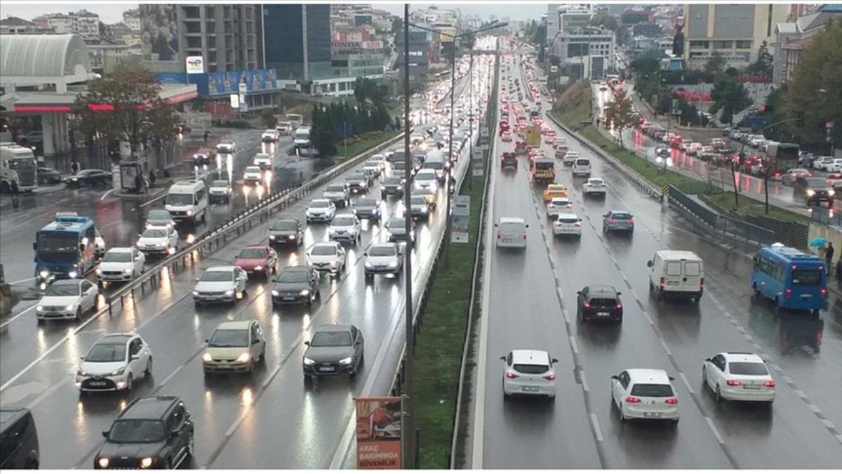 İstanbul'da sağanak yağmur trafiği kilitledi