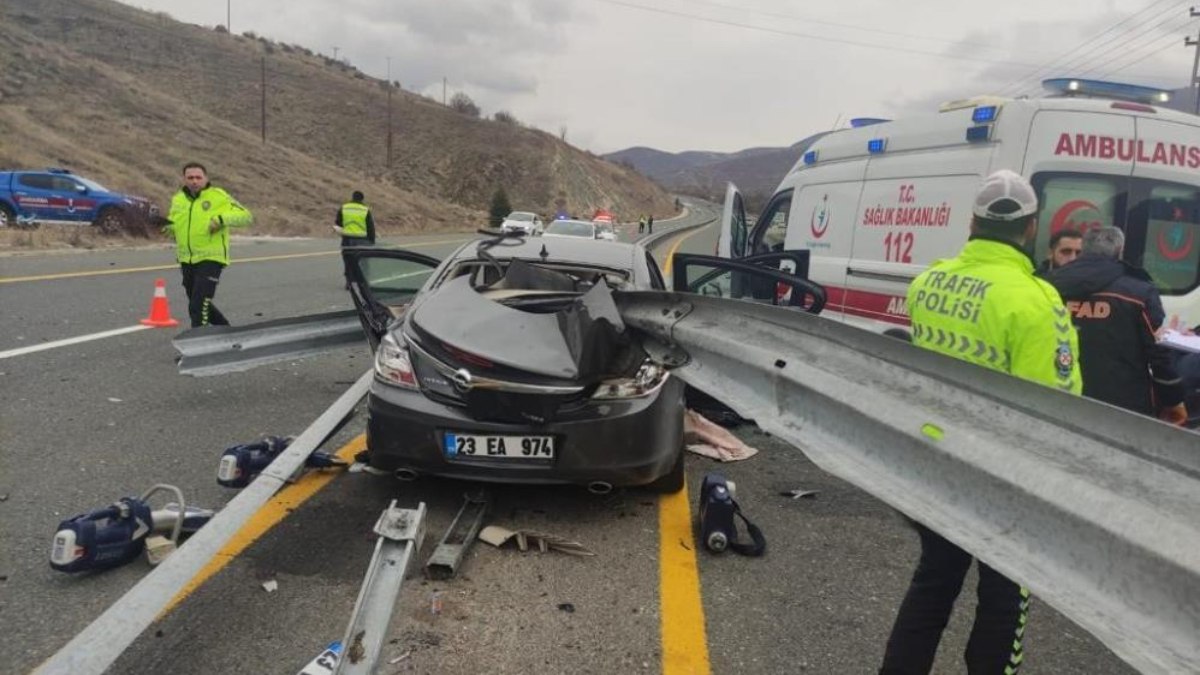 Elazığ'da otomobil bariyerlere ok gibi saplandı: 1 ölü