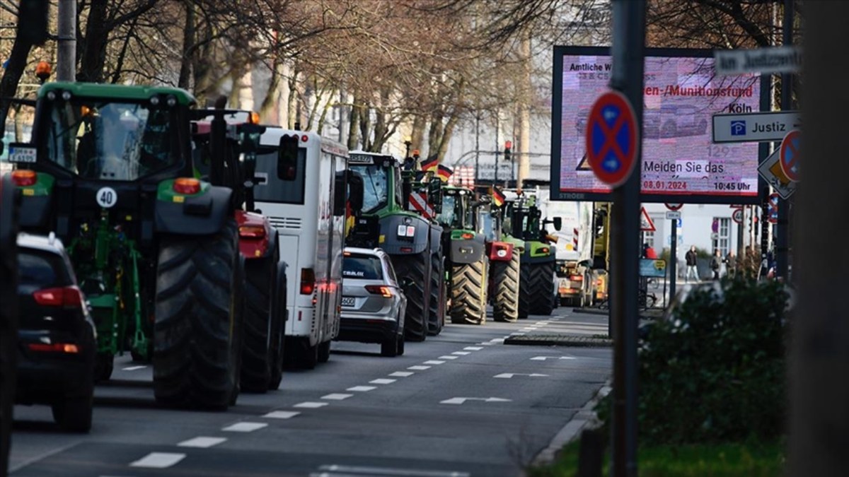 Almanya'da hükümeti protesto eden çiftçiler ülke genelinde protestolar düzenledi